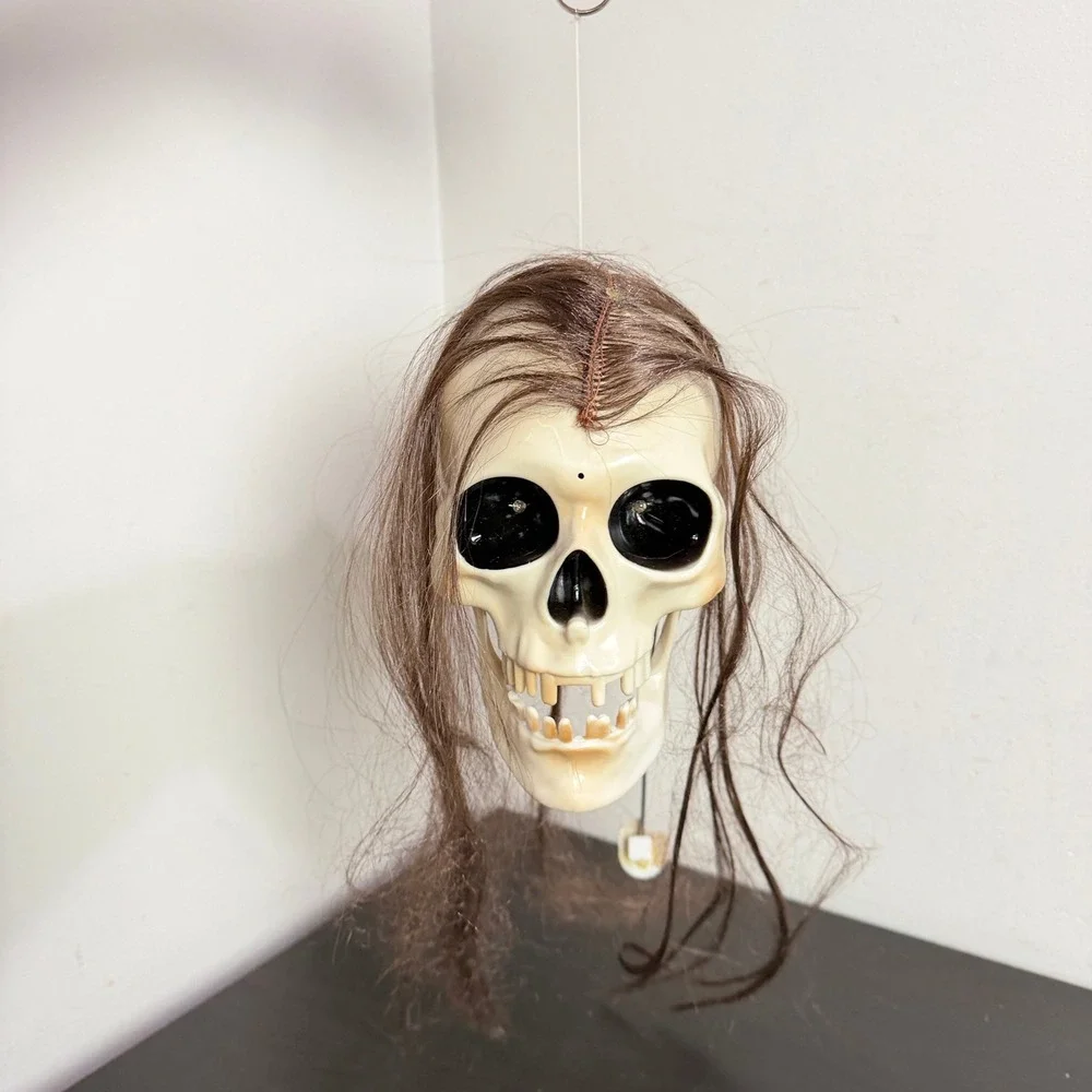 Gemmy Animated Hanging Skeleton Head Halloween Prop Light Up Eyes Moving Jaw